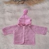 ÇOCUK PEMBE KAPÜŞONLU KABARTMA MOTİFLİ DÜĞMELİ HIRKA