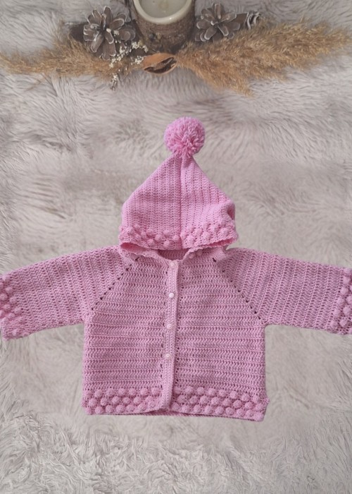 ÇOCUK PEMBE KAPÜŞONLU KABARTMA MOTİFLİ DÜĞMELİ HIRKA