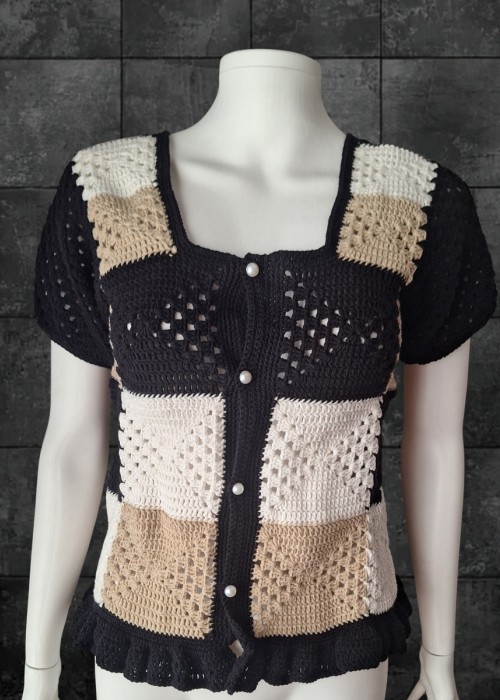 KADIN EL ÖRGÜSÜ YAZLIK KAHVE SİYAH KREM KARE MOTİFLİ BLUZ