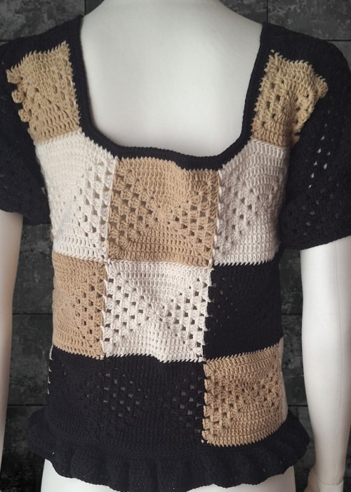 KADIN EL ÖRGÜSÜ YAZLIK KAHVE SİYAH KREM KARE MOTİFLİ BLUZ