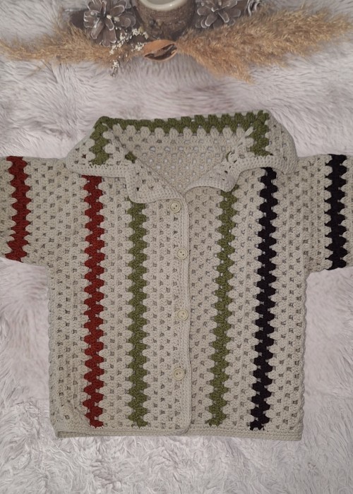 ERKEK ÇOCUK BEJ ÇOK RENKLİ EL ÖRGÜSÜ PANTOLON VE KISA KOLLU TİŞÖRT