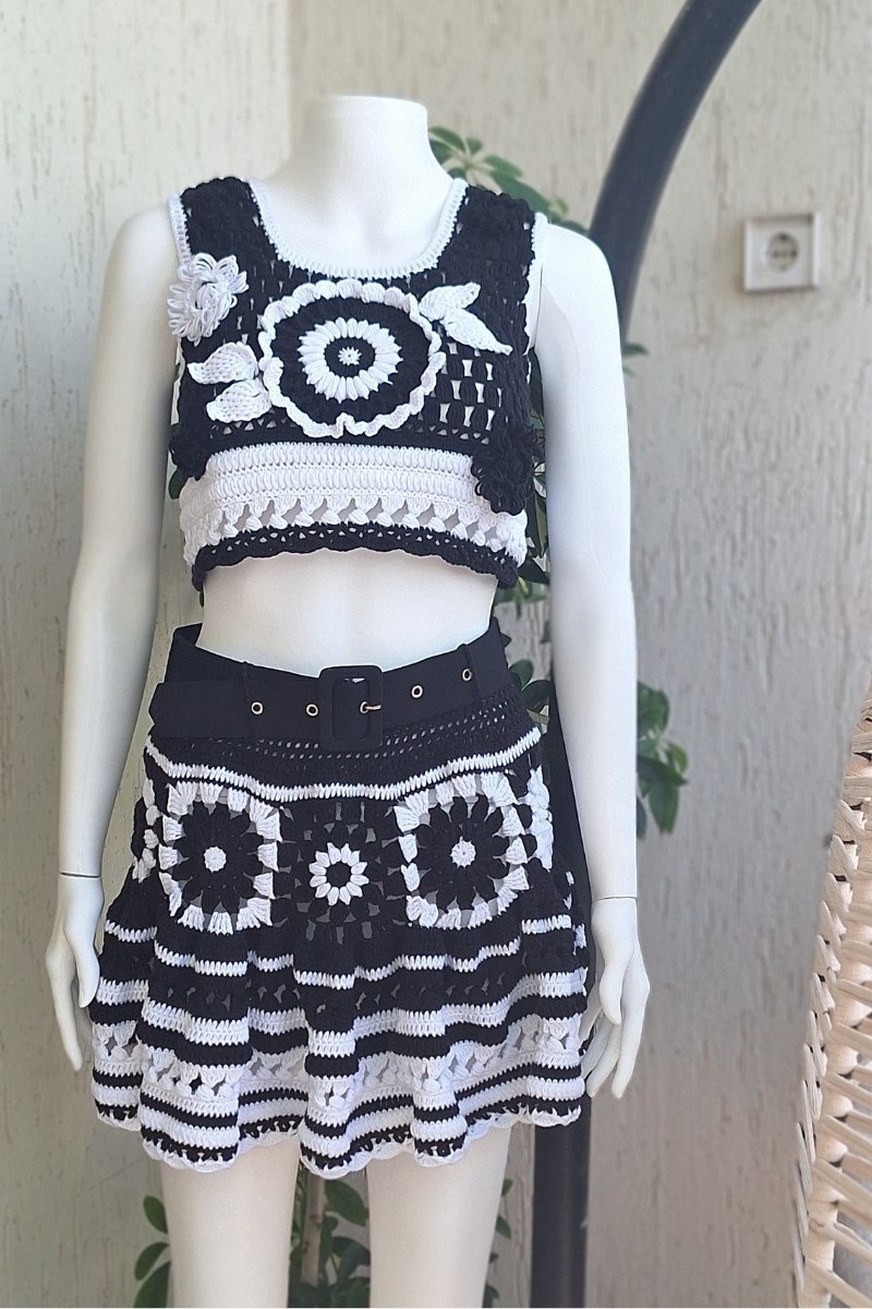 KADIN SİYAH BEYAZ RENK PAMUKLU COTON İPTEN KALIN ASKILI  CROP BLUZ KISA ETEKLİ İKİLİ TAKIM