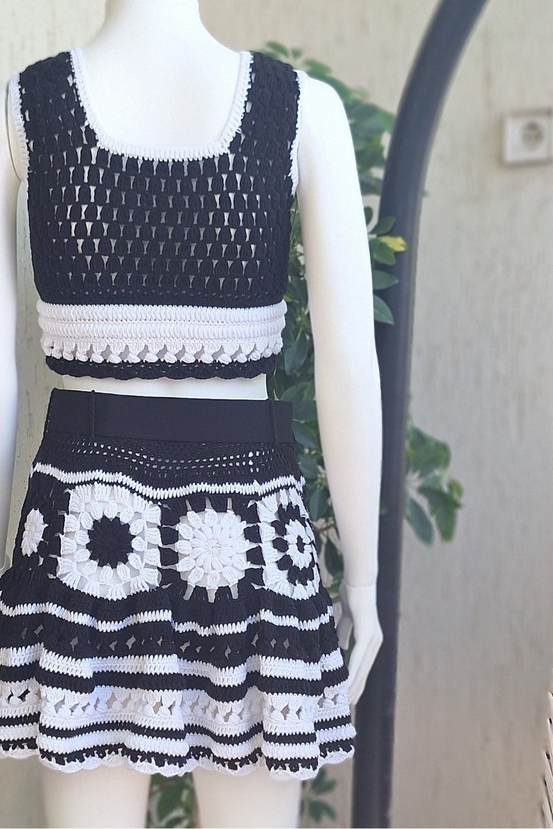 KADIN SİYAH BEYAZ RENK PAMUKLU COTON İPTEN KALIN ASKILI  CROP BLUZ KISA ETEKLİ İKİLİ TAKIM