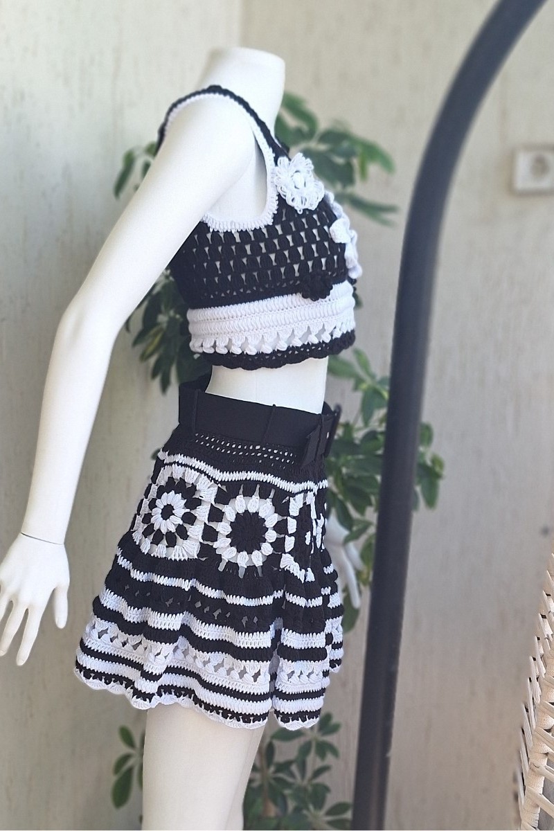 KADIN SİYAH BEYAZ RENK PAMUKLU COTON İPTEN KALIN ASKILI  CROP BLUZ KISA ETEKLİ İKİLİ TAKIM