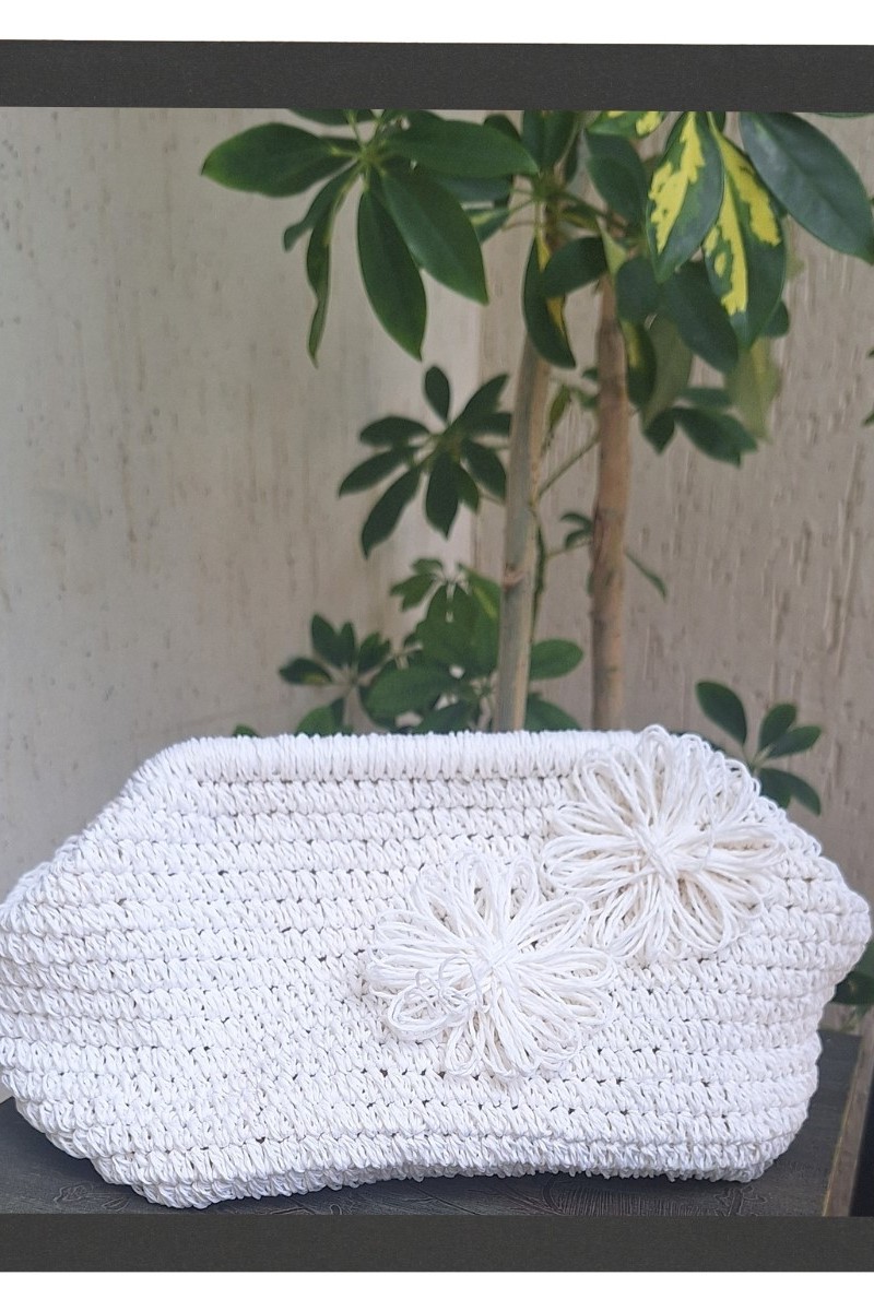 KADIN BEYAZ ÇİÇEK DETAYLI GİZLİ BURSLU HAND MADE, EL ÖRGÜSÜ,  KAĞIT İPTEN YAZLIK  EL ÇANTASI, CLUTCH , PORTFÖY