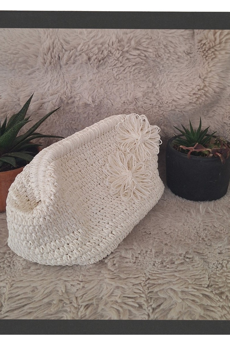 KADIN BEYAZ ÇİÇEK DETAYLI GİZLİ BURSLU HAND MADE, EL ÖRGÜSÜ,  KAĞIT İPTEN YAZLIK  EL ÇANTASI, CLUTCH , PORTFÖY