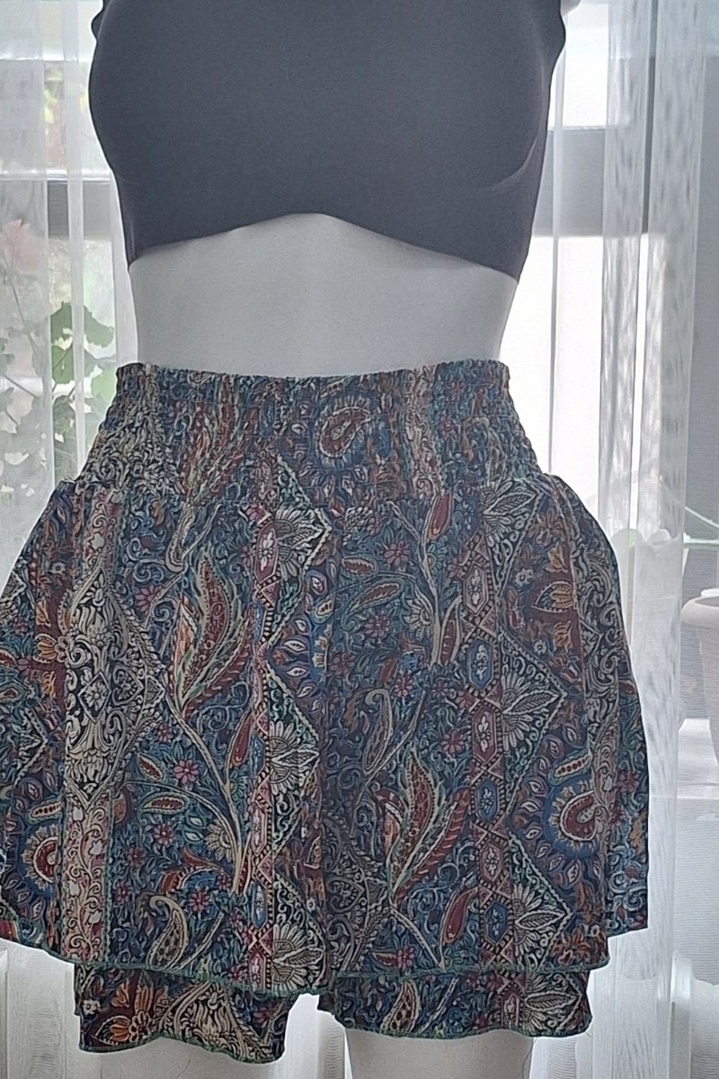 Büzgülü Yüksek Bel Katmanlı Paisley desenli Etek Şort Büzgülü Yüksek Bel Katmanlı Paisley desenli Etek Şort