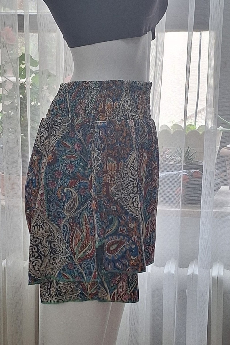 Büzgülü Yüksek Bel Katmanlı Paisley desenli Etek Şort Büzgülü Yüksek Bel Katmanlı Paisley desenli Etek Şort