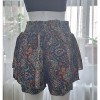 Büzgülü Yüksek Bel Katmanlı Paisley desenli Etek Şort Büzgülü Yüksek Bel Katmanlı Paisley desenli Etek Şort